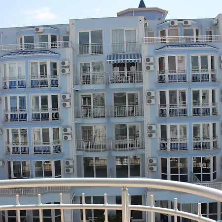 In Sunny Dream Apartcomplex